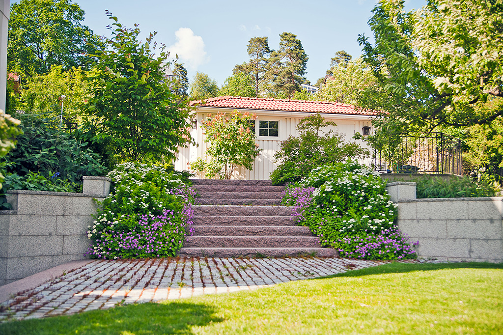 Renovering av trädgård i Glömsta, Huddinge i Stockholm | Markarbete, Schaktning i Täby Stockholm